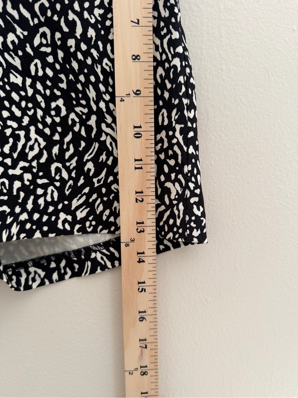 89th & Madison Black and White Animal Print Jean Shorts Size 6 - Picture 11 of 13